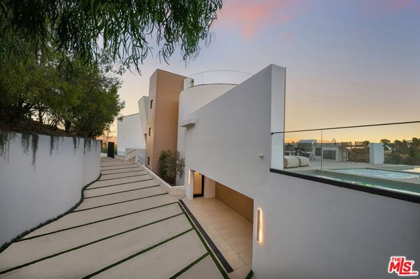Exterior, Facade, Modern