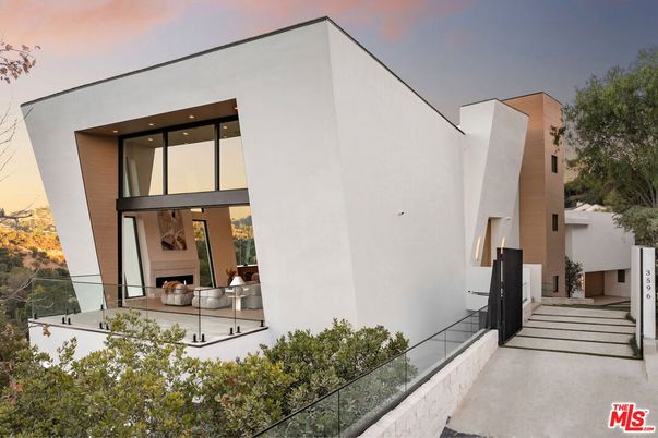 Exterior, Facade, Modern