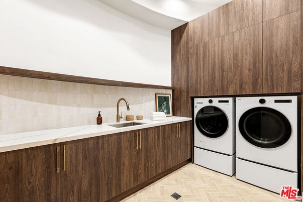 Interior, Washer, Wood Texture Flooring
