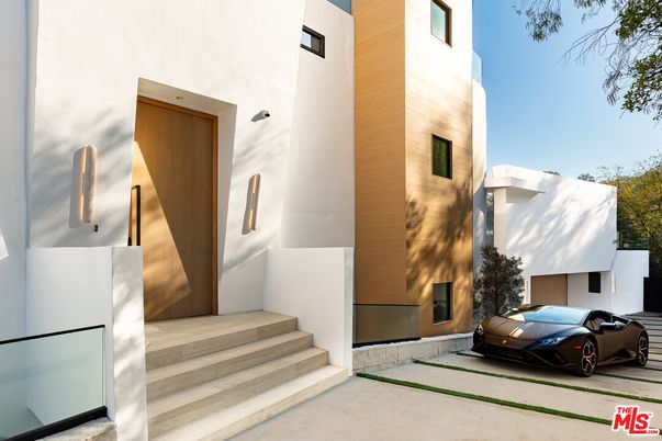 Exterior, Facade, Modern