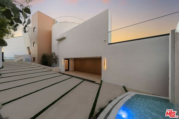 Attached, Exterior, Facade, Pool, Modern