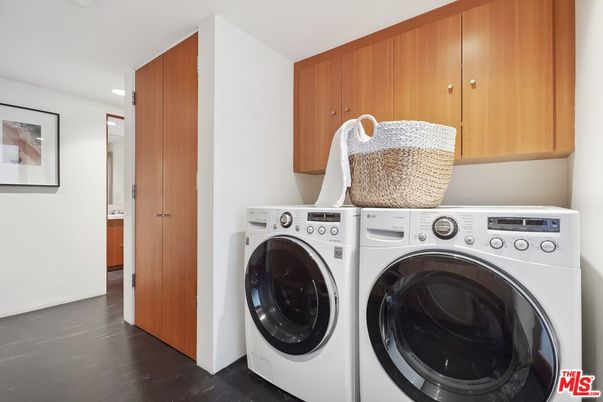 Interior, Recessed Lighting, Washer, Wood Texture Flooring