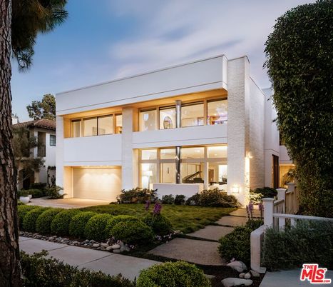 Attached, Exterior, Facade, Modern