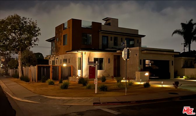 Exterior, Facade, Modern