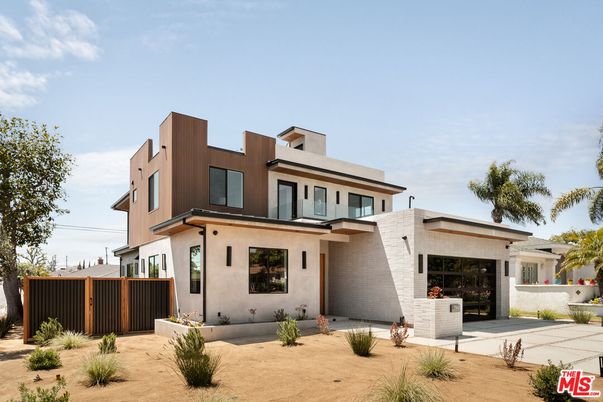 Exterior, Facade, Modern