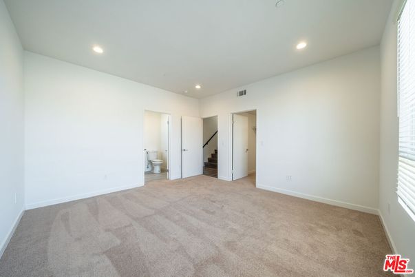 Bathroom, Empty room, Interior, Recessed Lighting