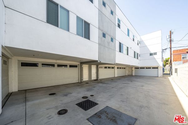 Attached, Exterior, Facade, None