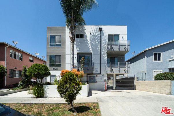 Exterior, Facade, Modern