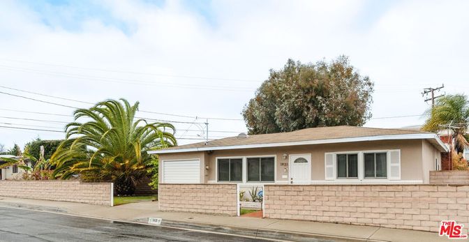 Exterior, Facade, Ranch