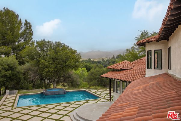 Exterior, Pool
