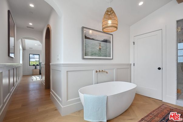 Bathroom, Free Standing Baths, Interior, Pendant Lights, Recessed Lighting, Wood Texture Flooring