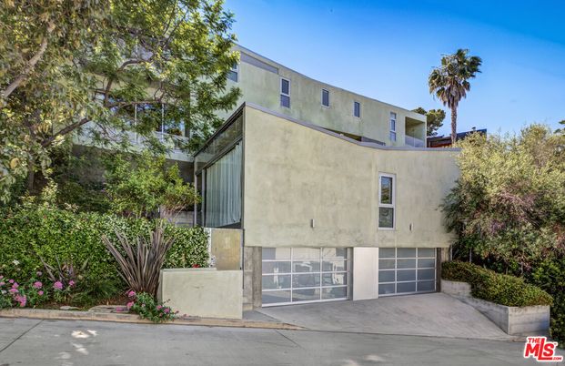 Attached, Exterior, Facade, Modern