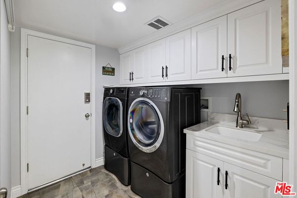 Interior, Recessed Lighting, Washer, Wood Texture Flooring