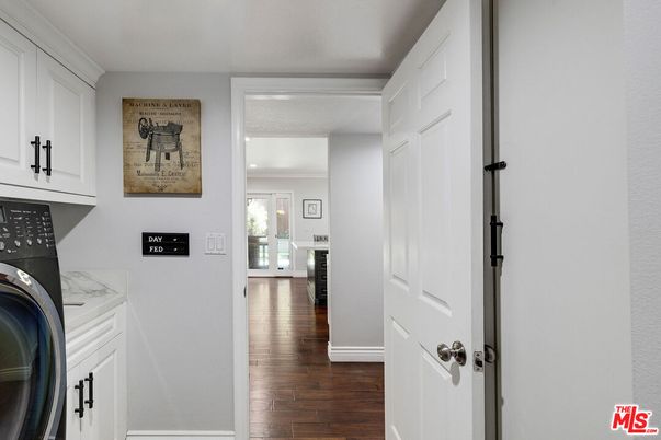 Interior, Washer, Wood Texture Flooring