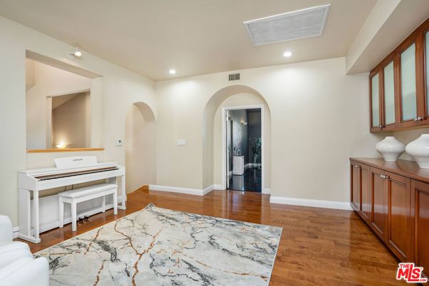 Interior, Piano, Recessed Lighting, Wood Texture Flooring