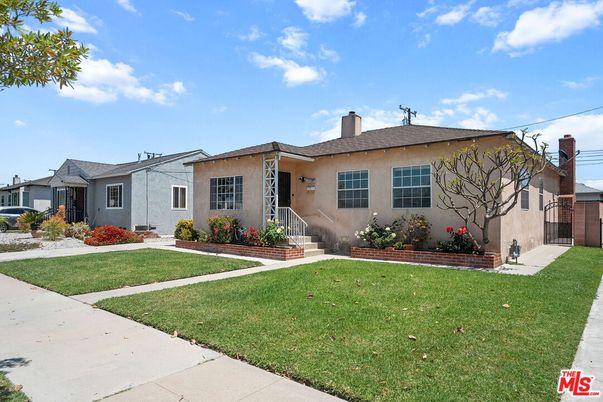 Backyard, Exterior, Facade, Ranch