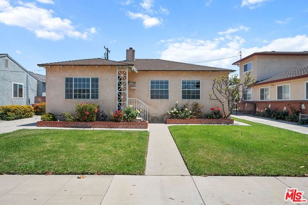 Backyard, Exterior, Facade, Ranch