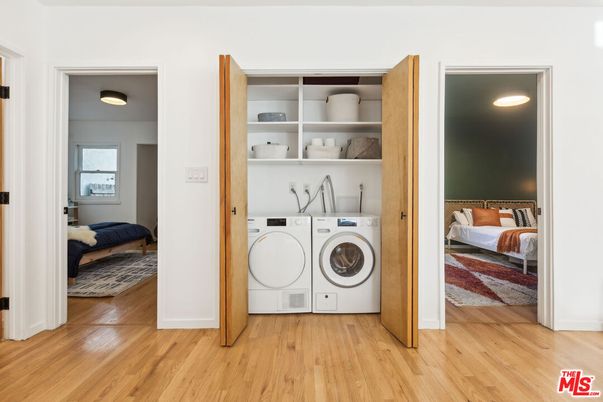 Bedroom, Interior, Washer, Wood Texture Flooring