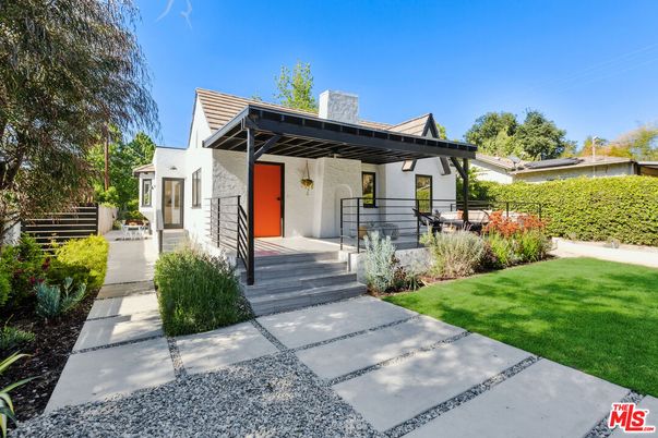 Backyard, Exterior, Facade, Modern