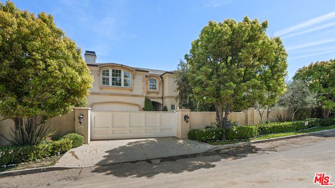 Attached, Exterior, Facade, Mediterranean