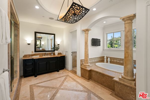 Bathroom, Dual Sink Vanities, Interior, Recessed Lighting