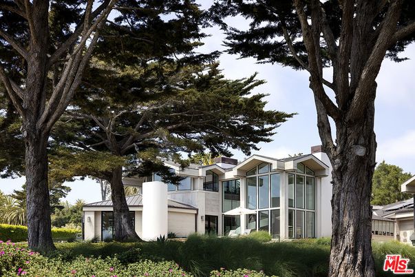Backyard, Exterior, Facade, Modern