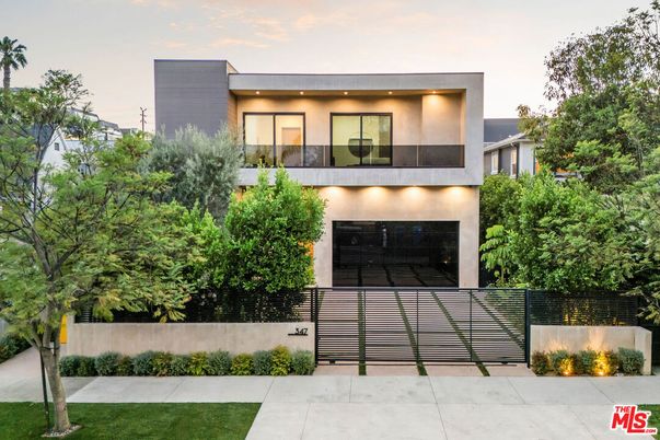 Exterior, Facade, Modern