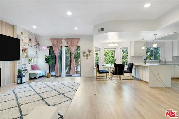 Chandelier, Dining room, Interior, Kitchen, Pendant Lights, Recessed Lighting, Wood Texture Flooring