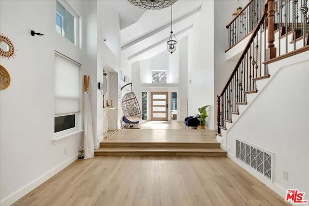 Interior, Pendant Lights, Wood Texture Flooring