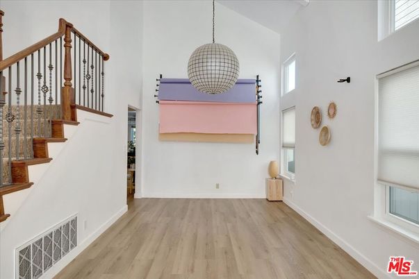 Interior, Pendant Lights, Wood Texture Flooring