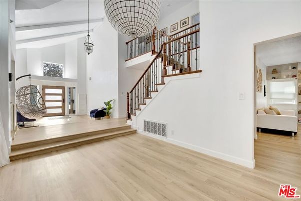 Interior, Pendant Lights, Wood Texture Flooring