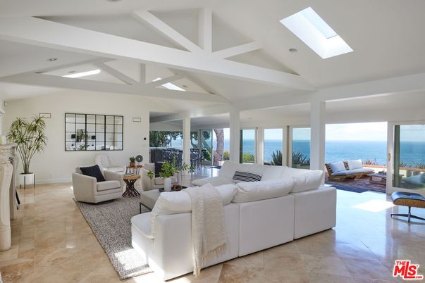 Interior, Living room, Water