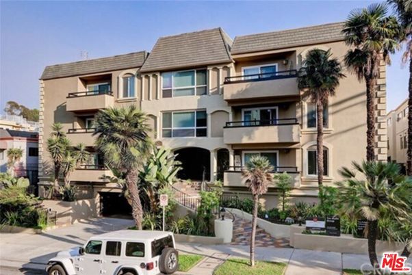 Exterior, Facade, Condo Building
