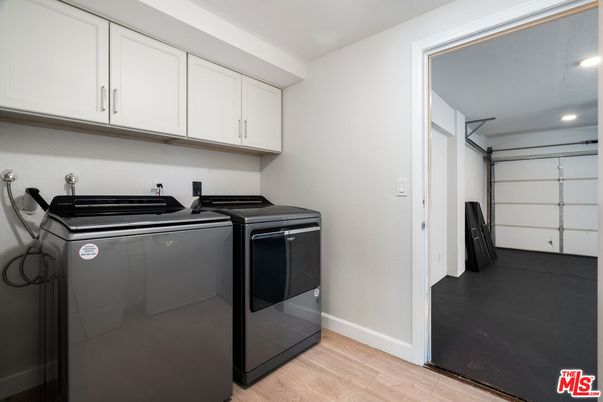 Interior, Recessed Lighting, Washer, Wood Texture Flooring