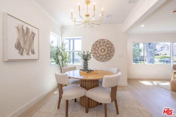 Chandelier, Dining room, Interior, Recessed Lighting, Wood Texture Flooring