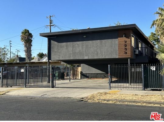 Exterior, Facade, Modern