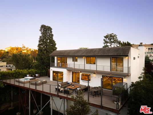 Exterior, Facade, Modern