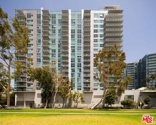 Exterior, Facade, Condo Building