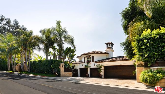 Attached, Exterior, Facade, Mediterranean