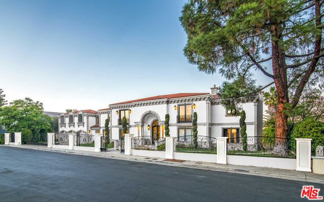 Exterior, Facade, Mediterranean