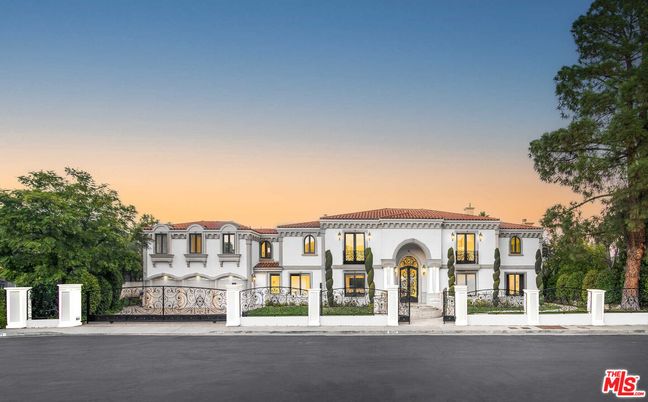 Exterior, Facade, Mediterranean