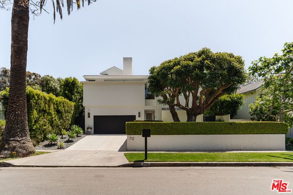 Attached, Exterior, Facade, Modern