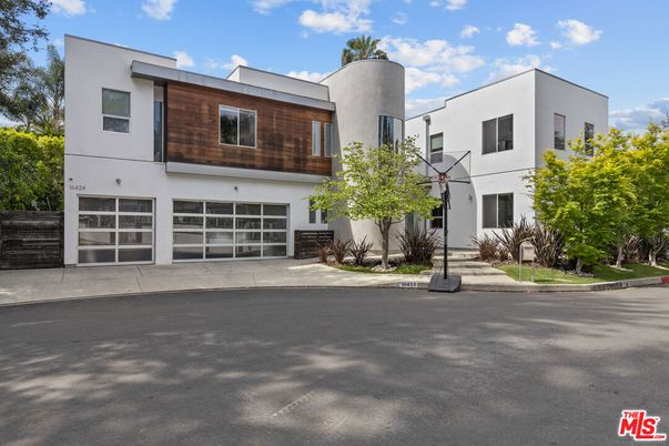 Attached, Exterior, Facade, Modern