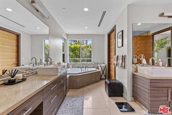 Bathroom, Dual Sink Vanities, Interior, Recessed Lighting