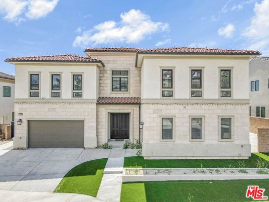 Attached, Exterior, Facade, Mediterranean