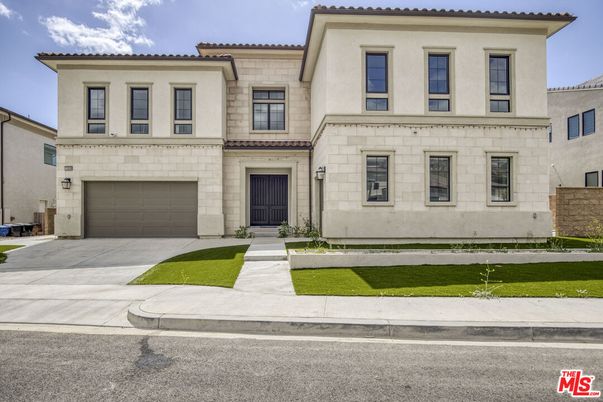 Attached, Exterior, Facade, Mediterranean