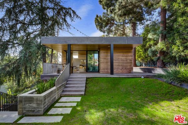 Backyard, Exterior, Facade, Modern