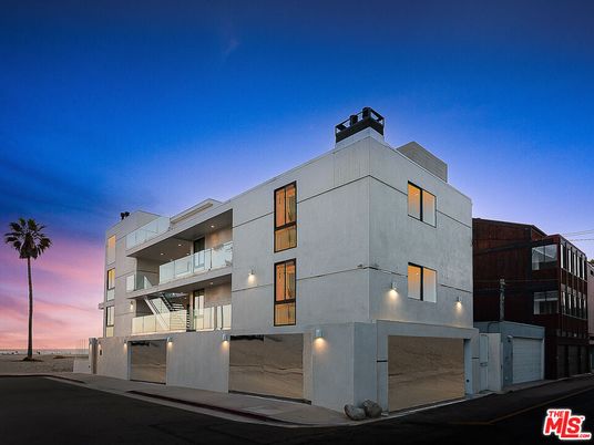Attached, Exterior, Facade, Modern