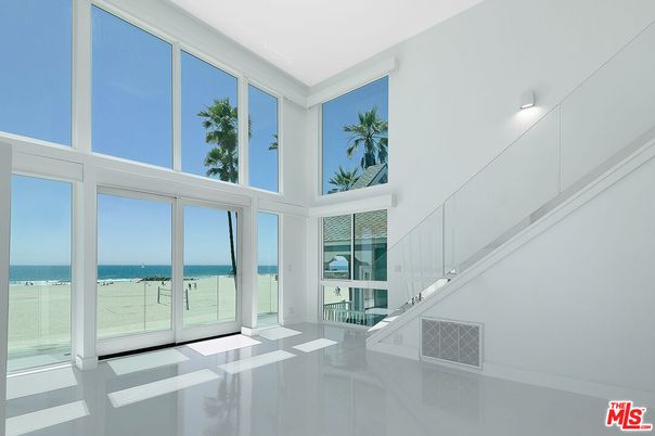 Empty room, Interior, Water