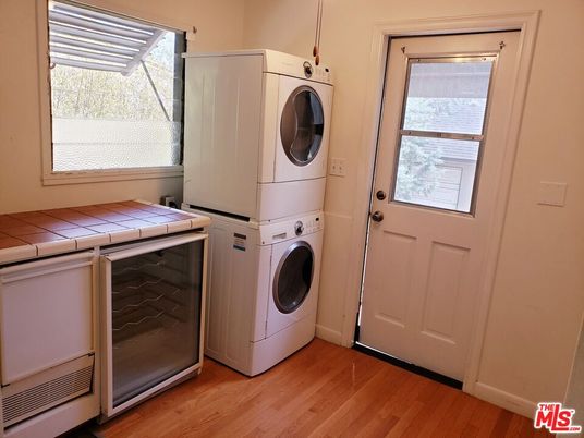 Interior, Utility Closets, Washer, Wood Texture Flooring